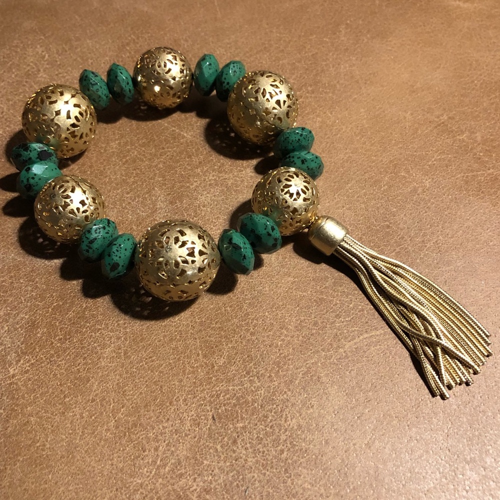 Nine West green & brass bead w tassel bracelet
